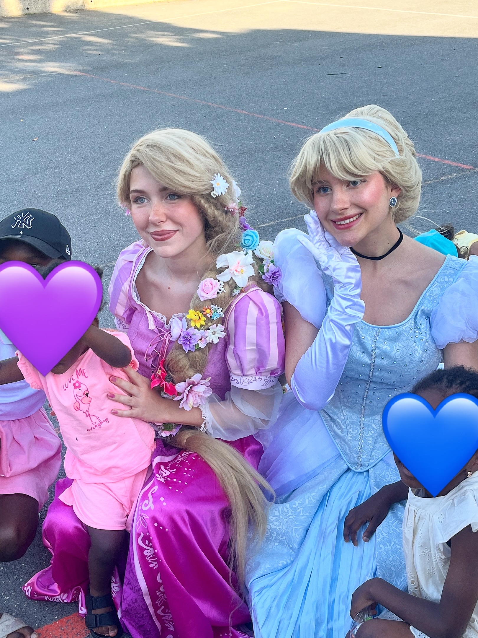 Animatrices costumées en Raiponce et Cendrillon avec des enfants lors d'un anniversaire à domicile